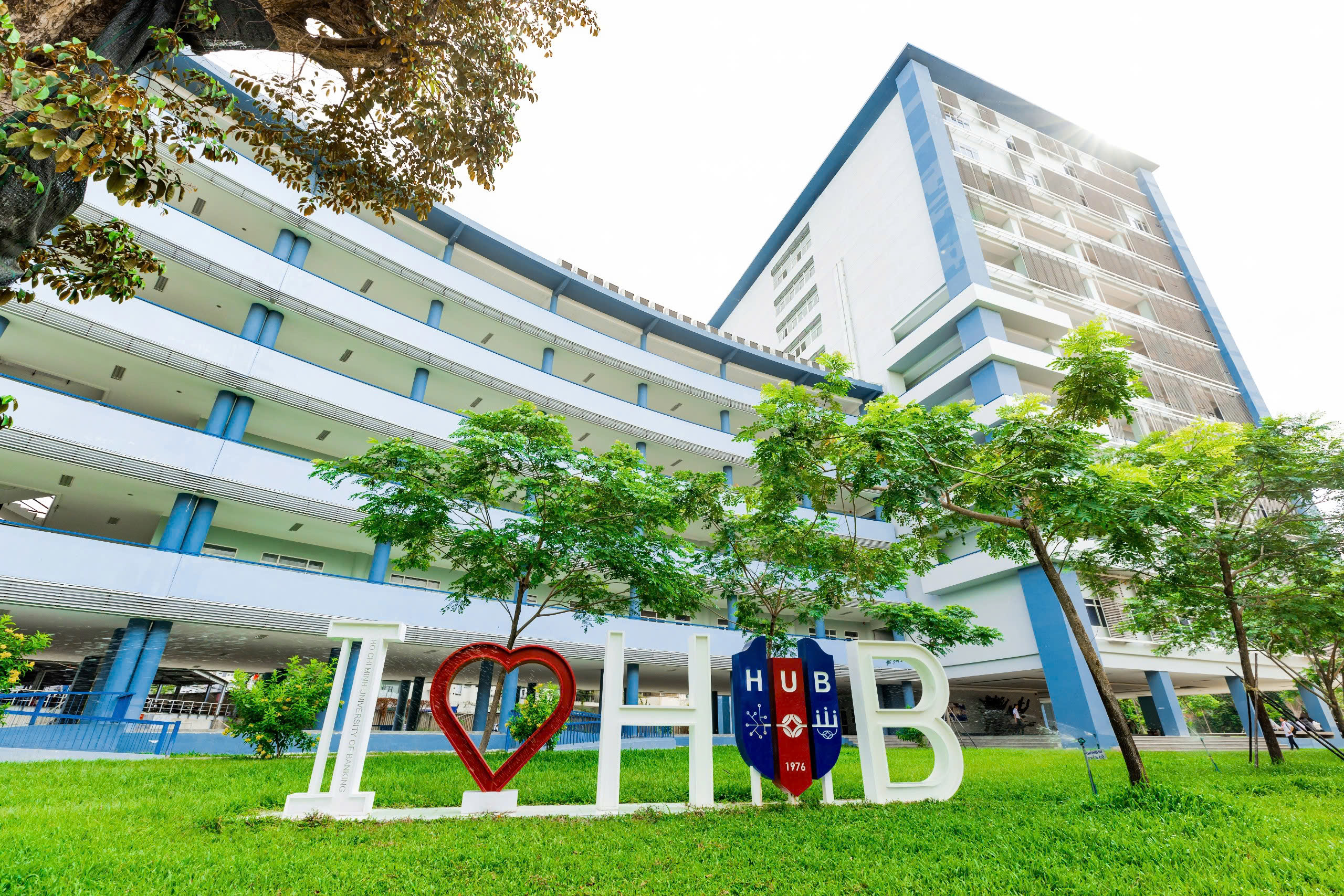 Khuôn viên Trường Đại học Ngân hàng TP.HCM - HUB University